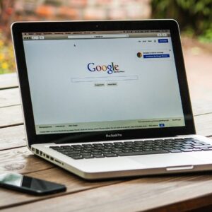 Computer con schermata Google